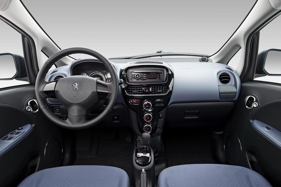  Peugeot iOn 2011 года  (фото 12 из 38)